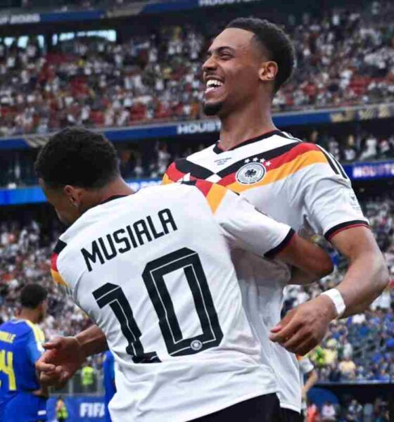 Musiala e Nmecha esultano dopo un gol