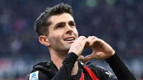 Christian Pulisic, attaccante del Milan, esulta dopo un gol