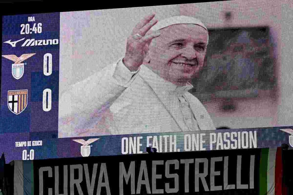 Schermo morte Papa Francesco stadio