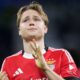 Schjelderup applaude