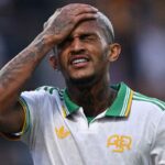 L'esterno della Roma, Wesley, si dispera