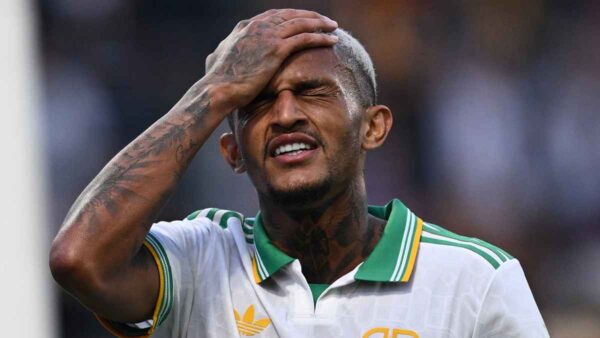 L'esterno della Roma, Wesley, si dispera