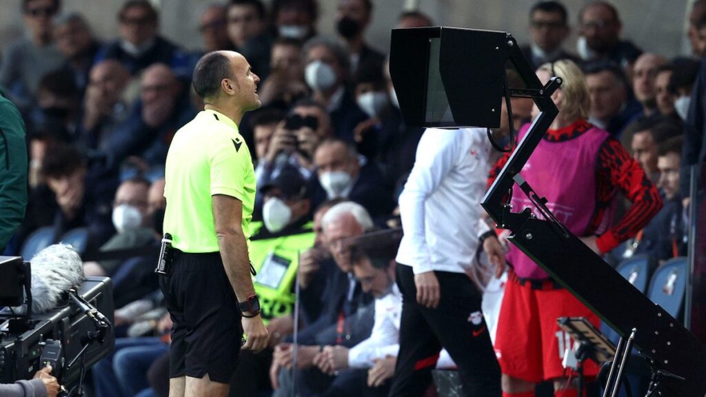 Arbitro va al var per capire se è rigore o no