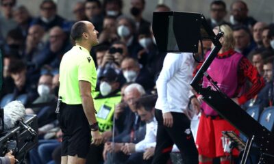 Arbitro va al var per capire se è rigore o no