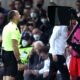 Arbitro va al var per capire se è rigore o no