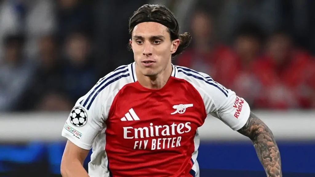 Calafiori con la maglia dell'Arsenal