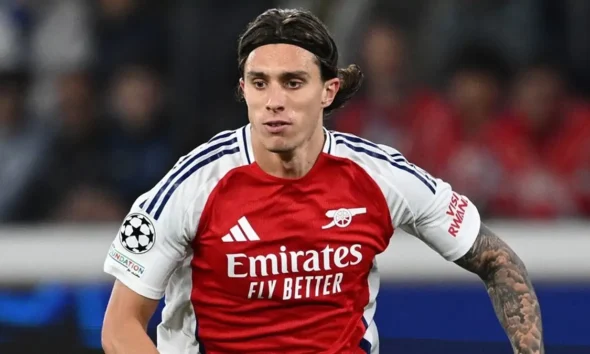 Calafiori con la maglia dell'Arsenal