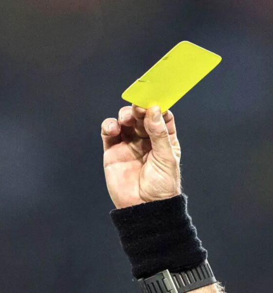 Cartellino giallo arbitro