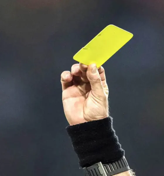Cartellino giallo arbitro