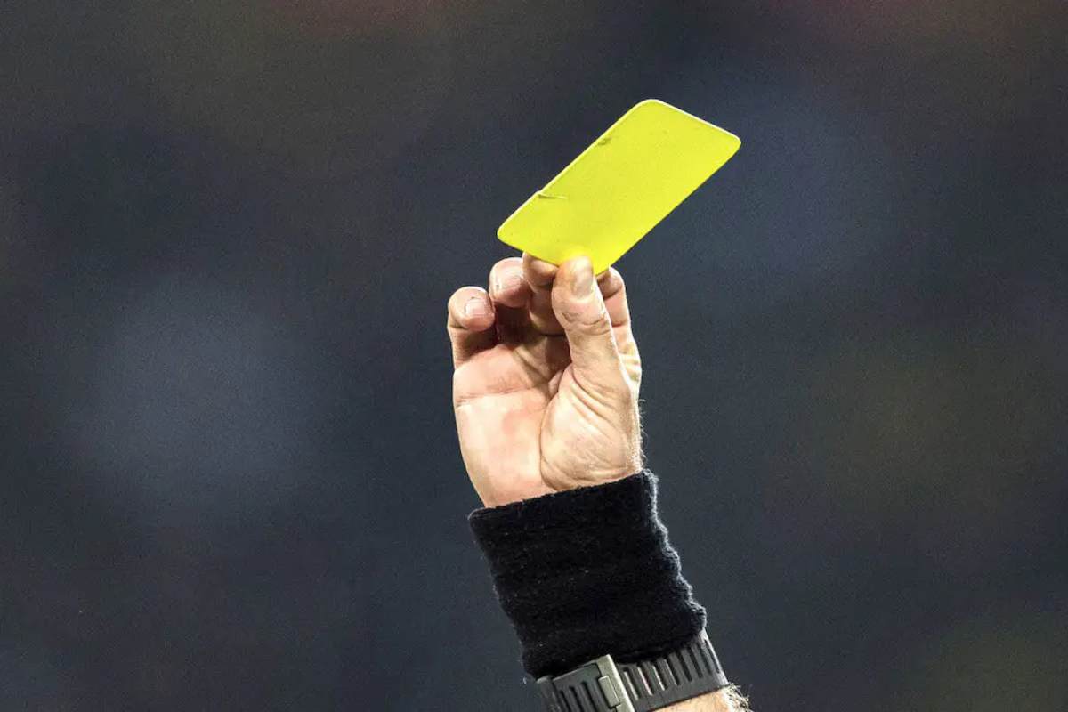 Cartellino giallo arbitro
