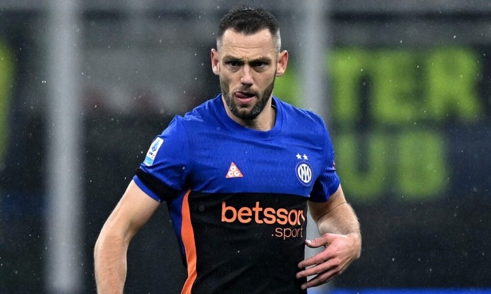 Inter, mossa per blindare la difesa: proposto il rinnovo a de Vrij