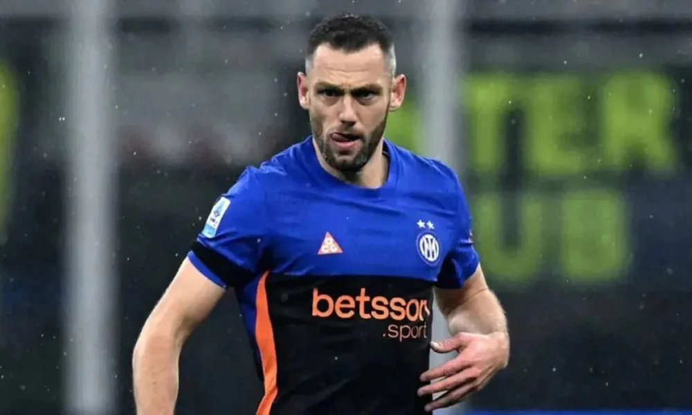 De Vrij lascia l’Inter e vola al Panathinaikos: si chiude l’era italiana del difensore durata 12 anni