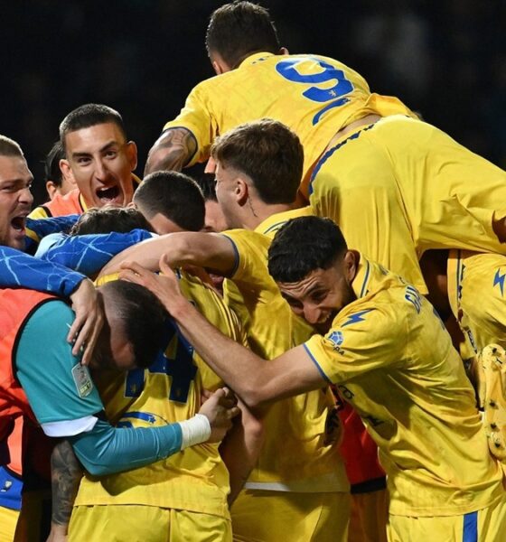 Frosinone in Serie A, giocatori festeggiano
