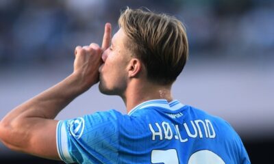 Hojlund esulta con il Napoli