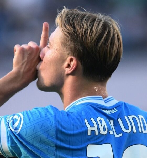 Hojlund esulta con il Napoli