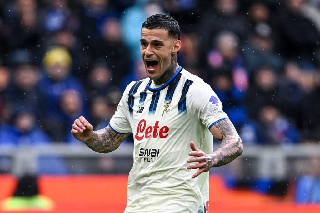 Scamacca con la maglia dell'Atalanta