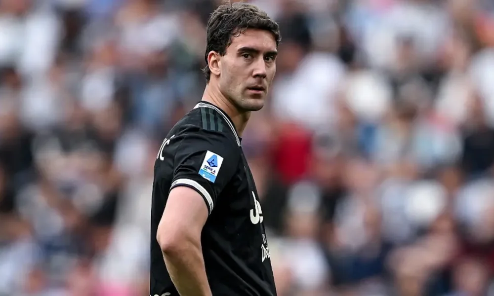 Vlahovic perplesso con la maglia della Juve