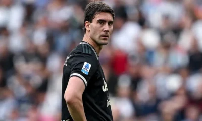 Vlahovic perplesso con la maglia della Juve