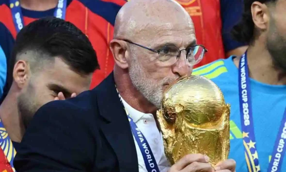 Luis De La Fuente bacia la Coppa del Mondo vinta con la Spagna