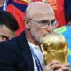 De La Fuente bacia la Coppa del Mondo vinta con la Spagna
