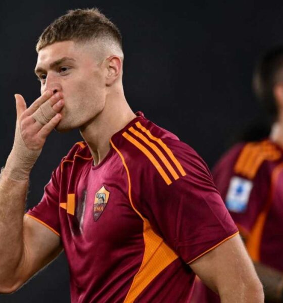 Artem Dovbyk, attaccante della Roma, esulta dopo un gol