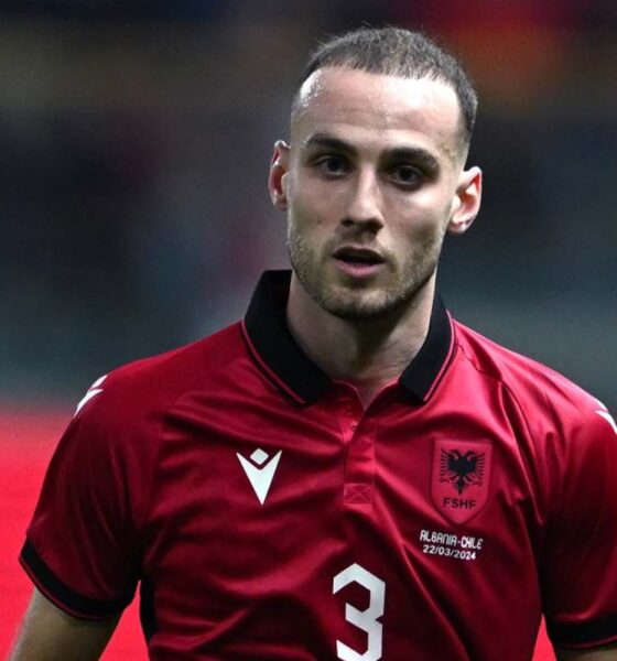 Mario Mitaj con la maglia dell'Albania