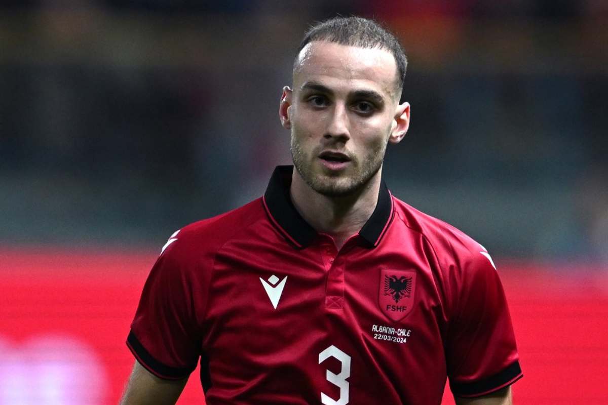 Mario Mitaj con la maglia dell'Albania