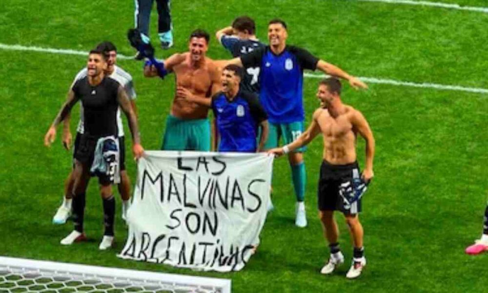 Argentina, caso Malvinas dopo la semifinale: la FIFA valuta possibili sanzioni per lo striscione esposto nel postpartita