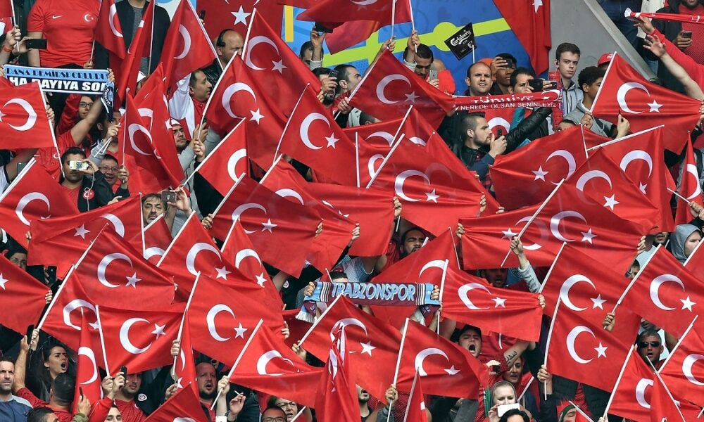 Bufera in Turchia post‑Mondiale: ville ai giocatori e rabbia popolare, mentre Montella e Calhanoglu finiscono nel mirino