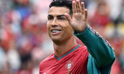 Cristiano Ronaldo saluta
