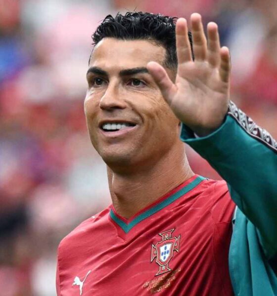 Cristiano Ronaldo saluta