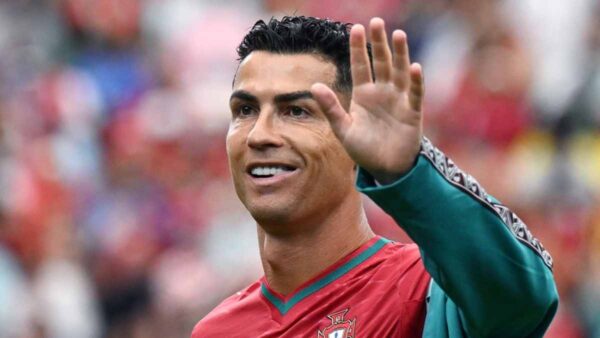 Cristiano Ronaldo saluta