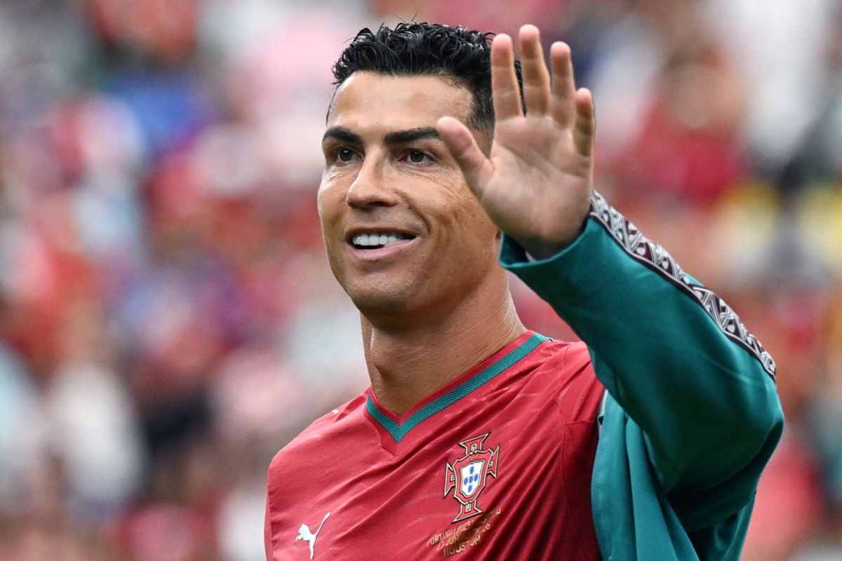 Cristiano Ronaldo saluta