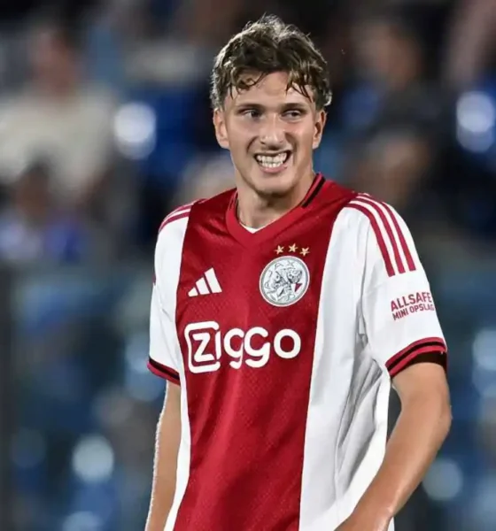 Mika Godts durante Ajax Como