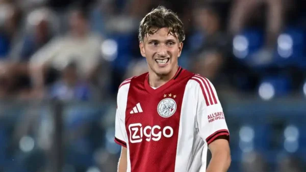 Mika Godts durante Ajax Como