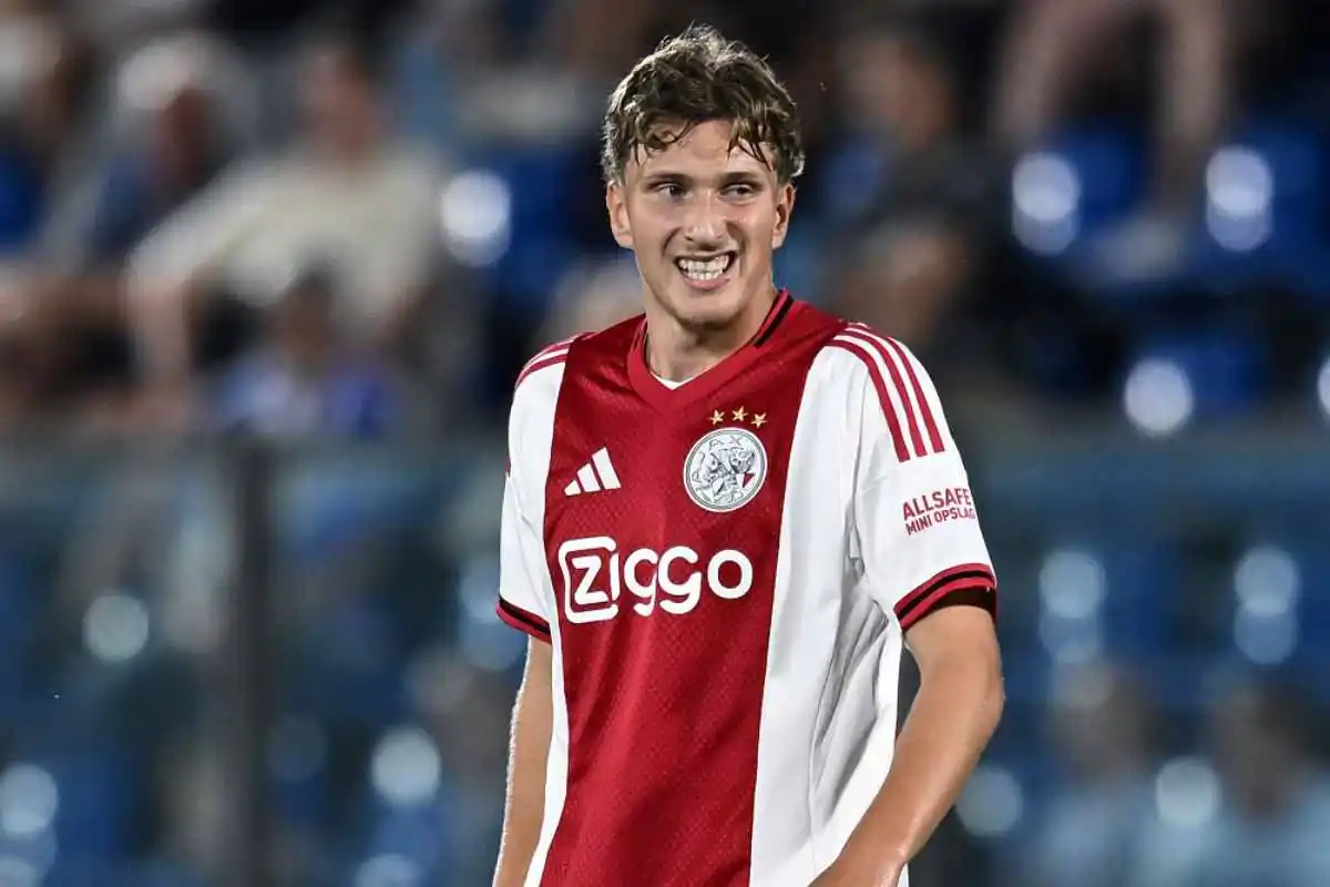 Mika Godts durante Ajax Como