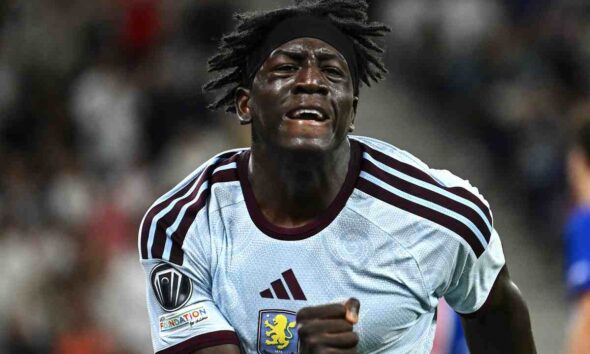 L'esultanza di Brian Madjo dopo il suo gol in PSG Aston Villa