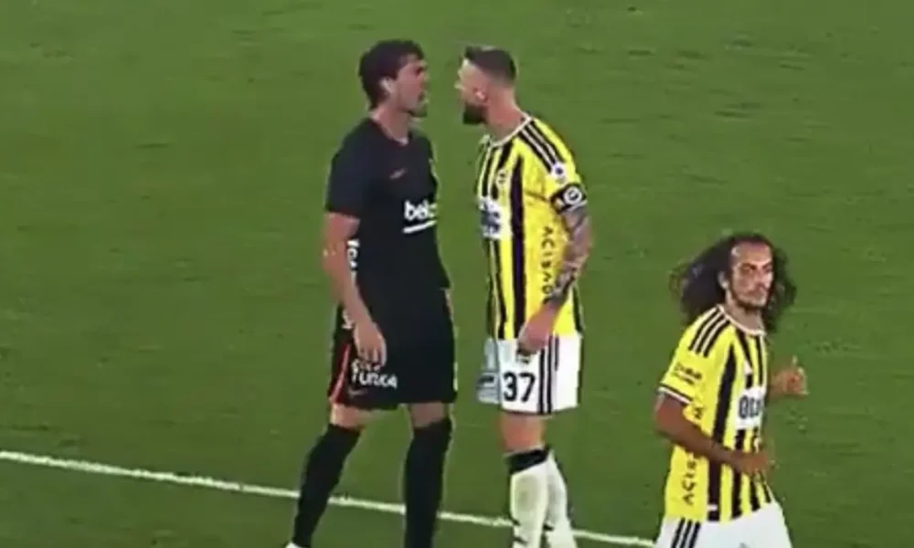 Vlahovic, notte folle nel derby di Istanbul! Rissa sfiorata con Skriniar, poi il gol decisivo contro il Fenerbahce – FOTO