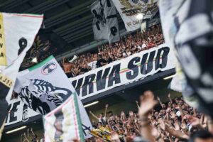 Vergogna al minuto di silenzio per Mazzola, cosa rischia la Juventus: possibile multa o chiusura della curva. Tutte le opzioni sul tavolo del Giudice Sportivo