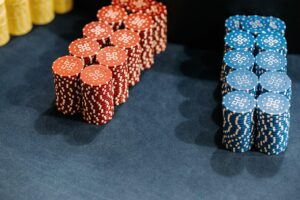 Lavorare di notte: come gli orari dei casinò influenzano l’organizzazione del personale