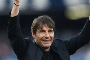 Conte-Manchester United, apertura totale: i Red Devils pensano al tecnico italiano dopo il crollo con l’Atletico. Monta la polemica nello spogliatoio