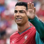 Cristiano Ronaldo saluta