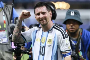 Messi saluta l’Argentina tra lacrime e orgoglio: «La prima cosa a cui penso è mio padre. Sono grato a Dio per essere argentino»