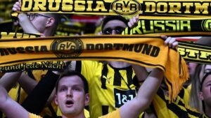 Borussia Dortmund, rivoluzione sugli spalti: sconti ai tifosi che non usano il cellulare durante le partite! L’iniziativa fa discutere