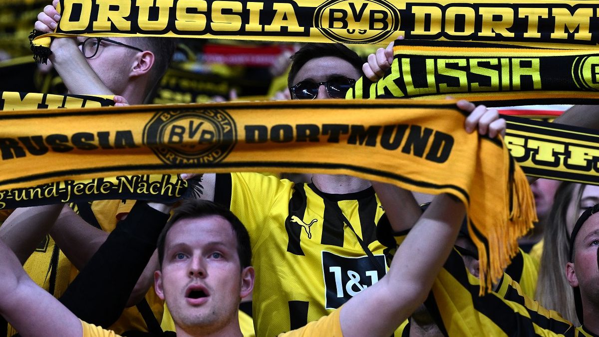 borussia dortmund rivoluzione sugli spalti sconti ai tifosi che non usano il cellulare durante le partite l8217iniziativa fa discutere da Calcionews24.com borussia dortmund rivoluzione sugli spalti sconti ai tifosi che non usano il cellulare durante le partite l8217iniziativa fa discutere