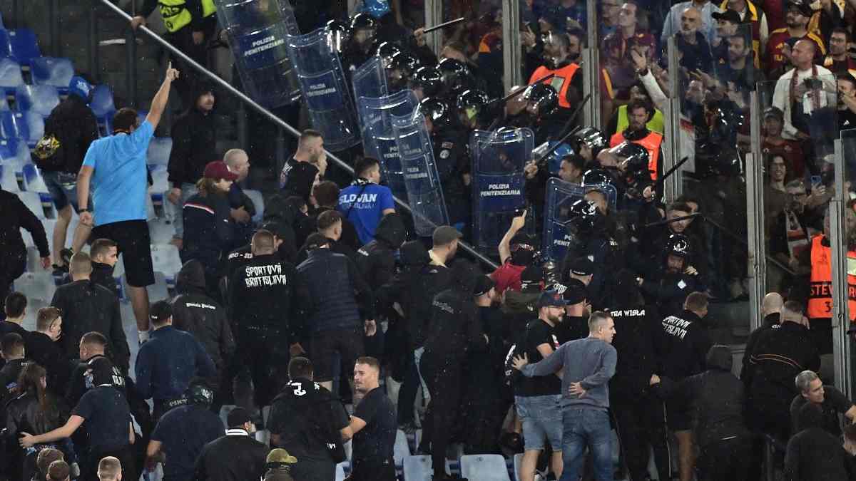 roma slovan bratislava caos all8217olimpico scontri tra ultras e polizia un agente ferito ora il club slovacco rischia una pesante sanzione da Calcionews24.com roma slovan bratislava caos all8217olimpico scontri tra ultras e polizia un agente ferito ora il club slovacco rischia una pesante sanzione