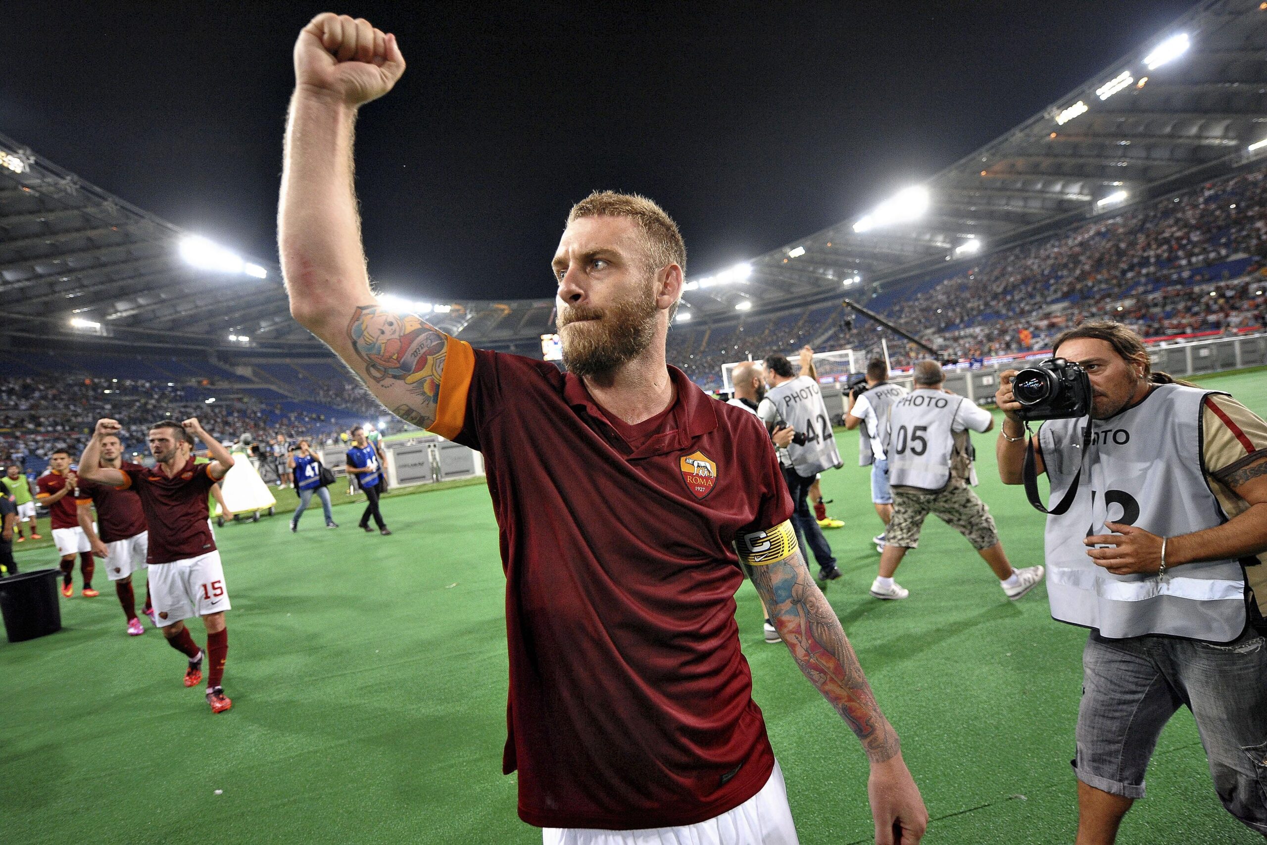 de rossi esulta roma agosto 2014 ifa scaled