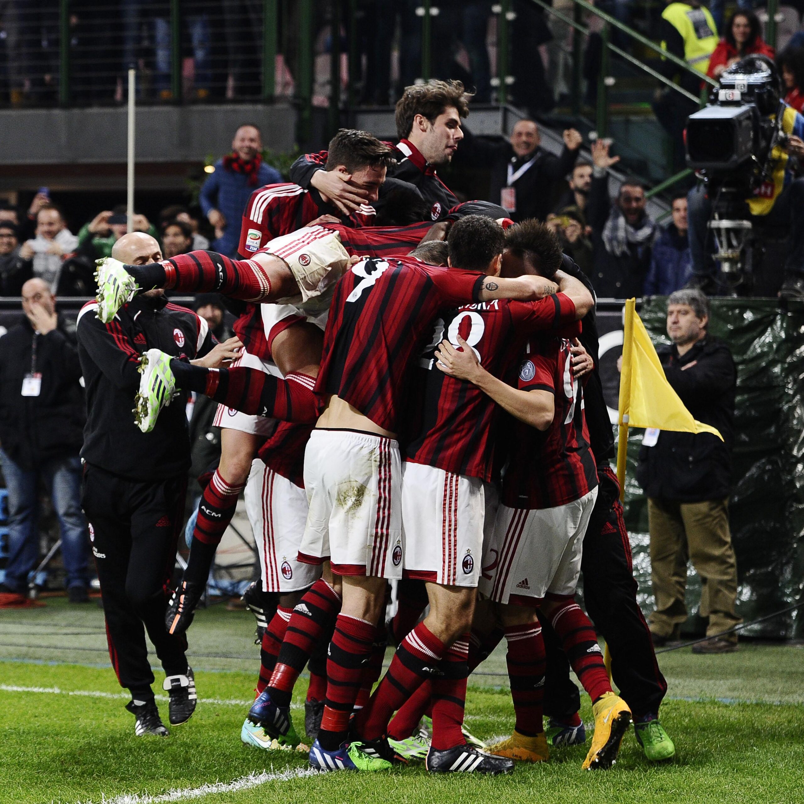 milan esulta novembre 2014 ifa scaled