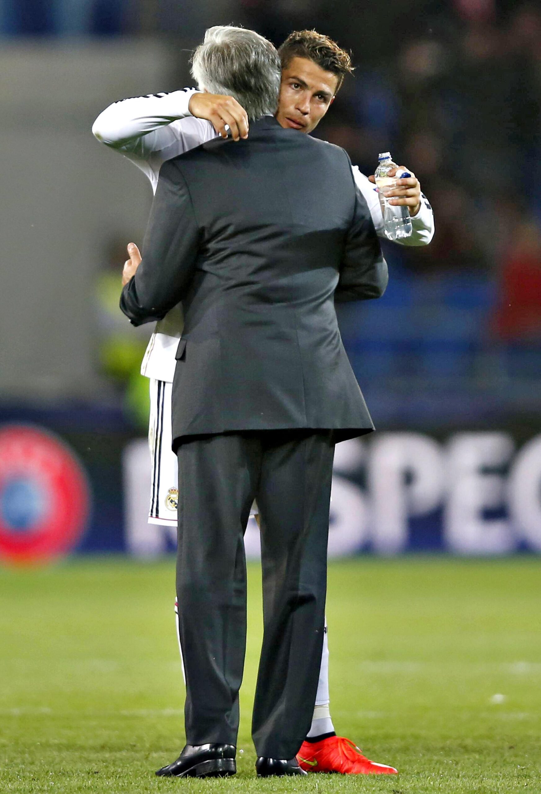 ronaldo cristiano ancelotti abbraccio real madrid supercoppa europea agosto 2014 ifa scaled