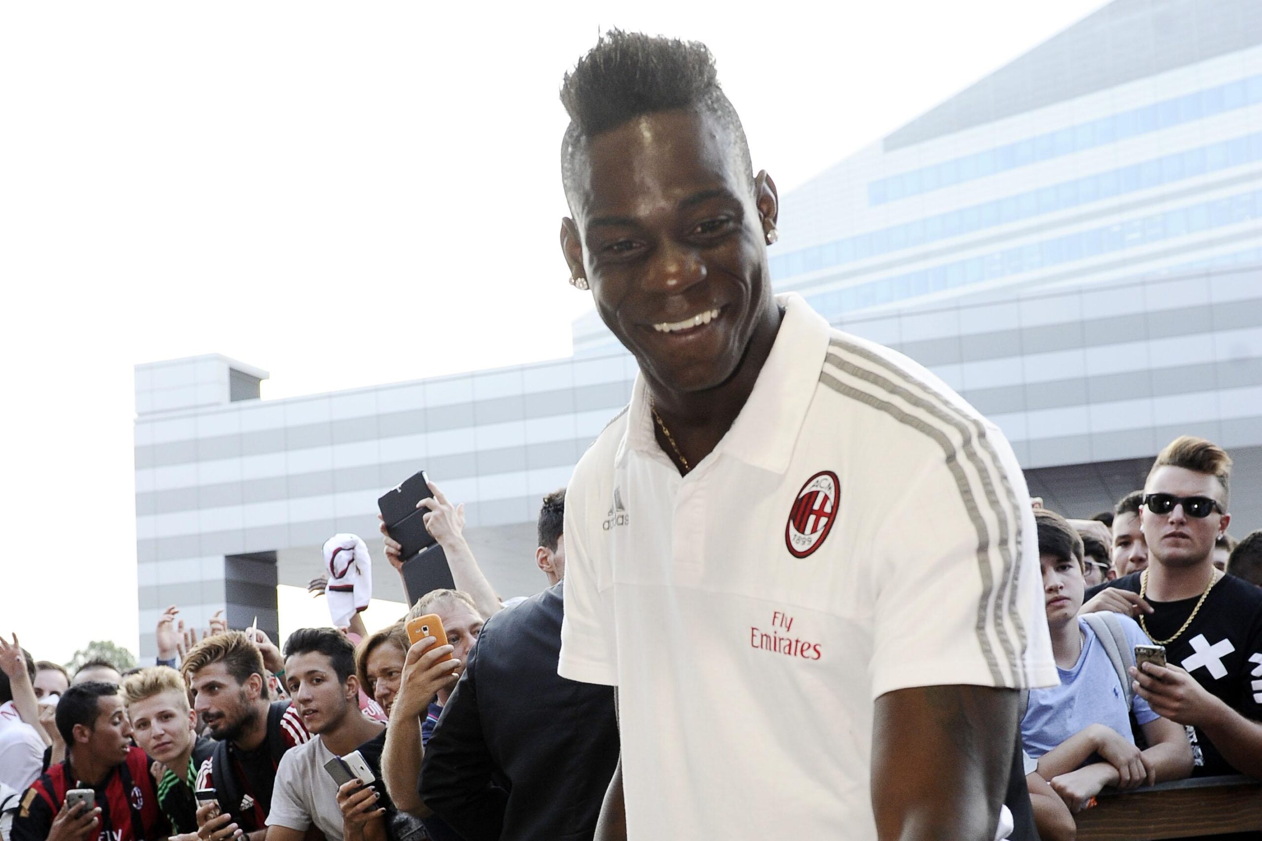 balotelli sorride milan settembre 2015 ifa scaled